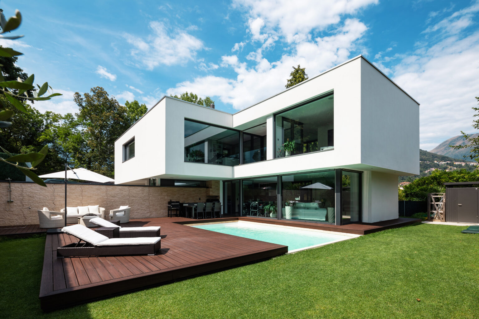 What is a Horizontally Movable Pool Floor? Luxury solution for your terrace