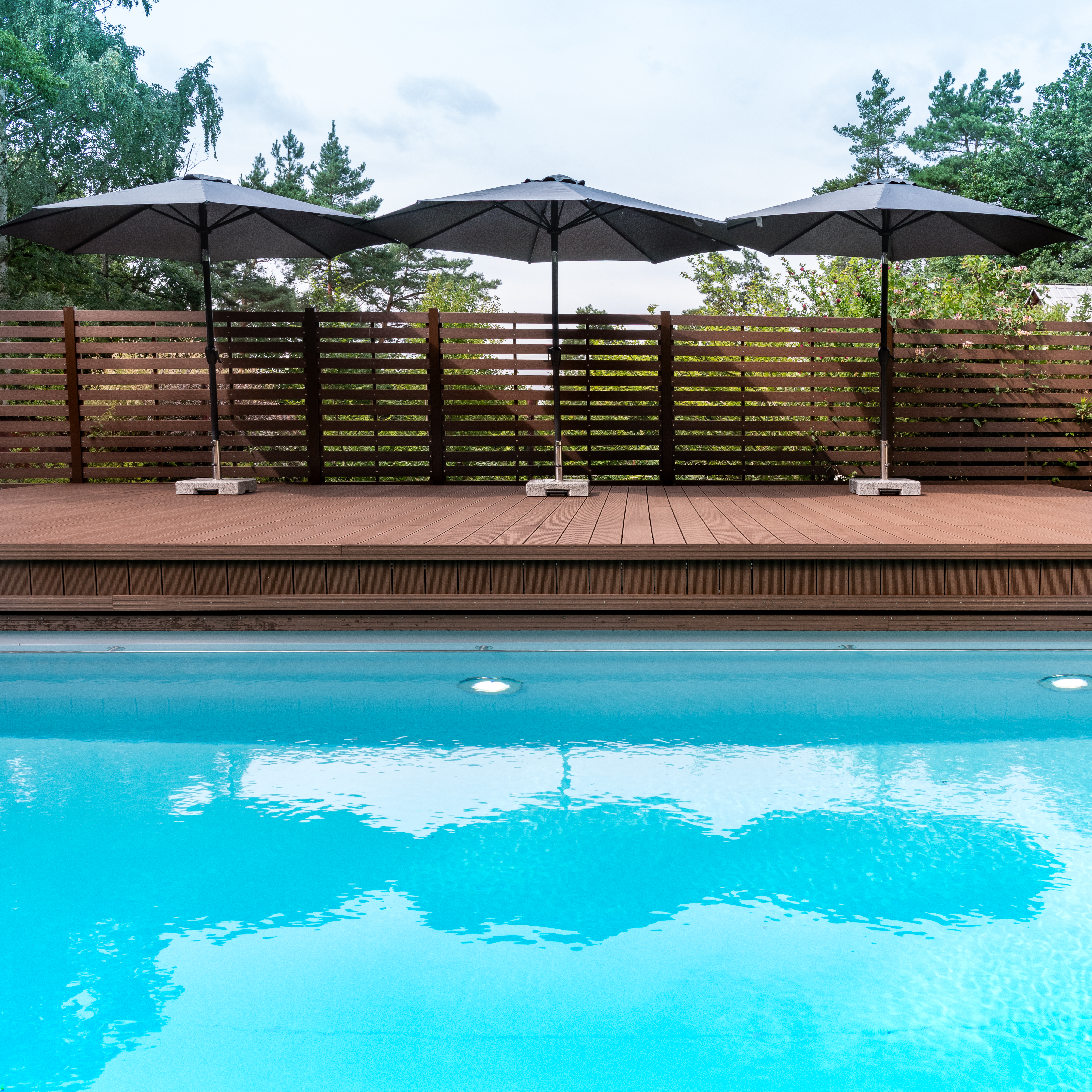 Horizontally movable pool cover Aquafloors